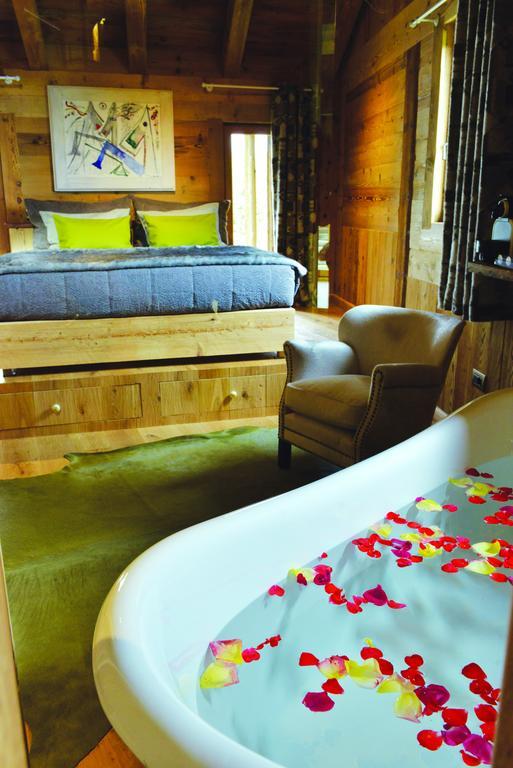 La Maison De Dolphe Chalet De Charme & Art Gallery Brusson Room photo