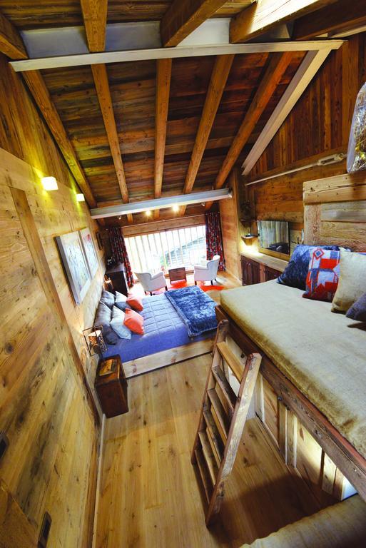 La Maison De Dolphe Chalet De Charme & Art Gallery Brusson Room photo